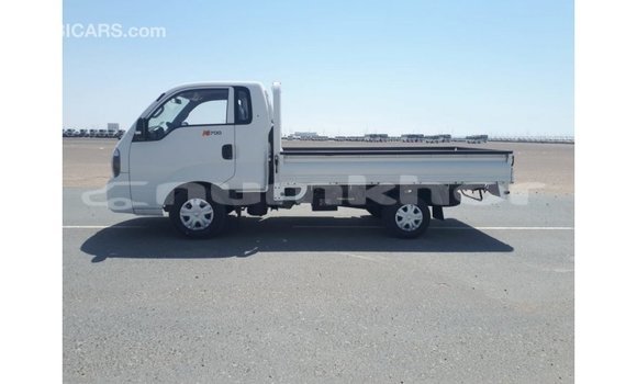 Buy Import Kia Carens White Car in Import - Dubai in Bumthang Buy Import Kia Carens White Car in Import - Dubai in Bumthang