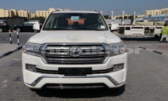 Buy Import Toyota Land Cruiser White Car in Import - Dubai in Bumthang Buy Import Toyota Land Cruiser White Car in Import - Dubai in Bumthang