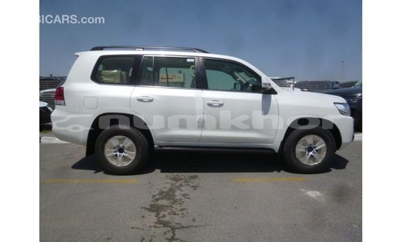 Buy Import Toyota Land Cruiser White Car in Import - Dubai in Bumthang Buy Import Toyota Land Cruiser White Car in Import - Dubai in Bumthang