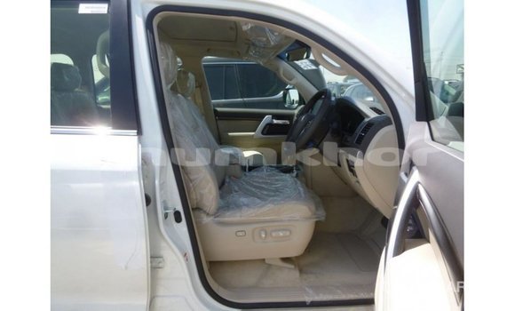 Buy Import Toyota Land Cruiser White Car in Import - Dubai in Bumthang Buy Import Toyota Land Cruiser White Car in Import - Dubai in Bumthang