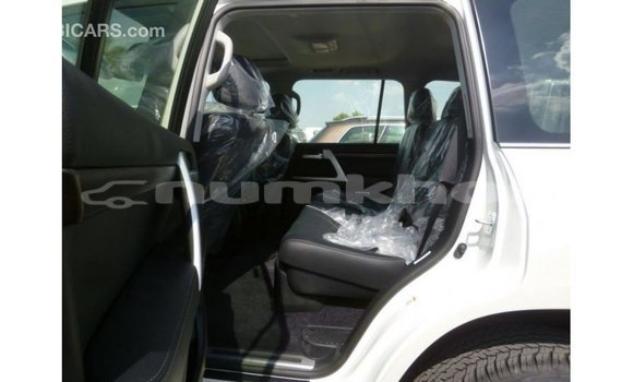 Buy Import Toyota Land Cruiser White Car in Import - Dubai in Bumthang Buy Import Toyota Land Cruiser White Car in Import - Dubai in Bumthang
