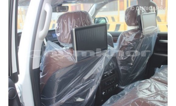 Buy Import Toyota Land Cruiser White Car in Import - Dubai in Bumthang Buy Import Toyota Land Cruiser White Car in Import - Dubai in Bumthang