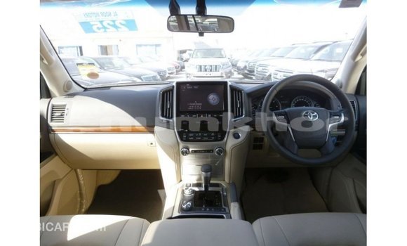 Buy Import Toyota Land Cruiser White Car in Import - Dubai in Bumthang Buy Import Toyota Land Cruiser White Car in Import - Dubai in Bumthang