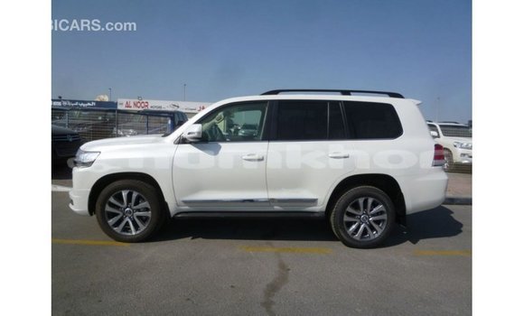 Buy Import Toyota Land Cruiser White Car in Import - Dubai in Bumthang Buy Import Toyota Land Cruiser White Car in Import - Dubai in Bumthang