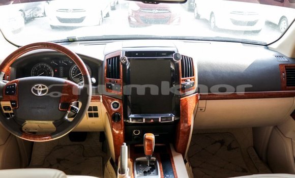 Buy Import Toyota Land Cruiser White Car in Import - Dubai in Bumthang Buy Import Toyota Land Cruiser White Car in Import - Dubai in Bumthang