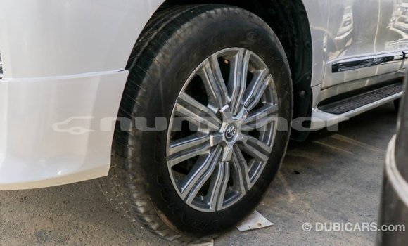 Buy Import Toyota Land Cruiser White Car in Import - Dubai in Bumthang Buy Import Toyota Land Cruiser White Car in Import - Dubai in Bumthang