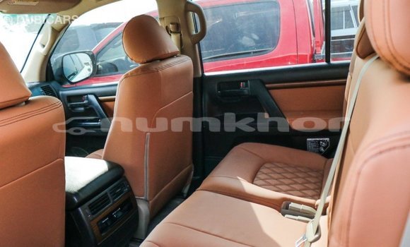 Buy Import Toyota Land Cruiser White Car in Import - Dubai in Bumthang Buy Import Toyota Land Cruiser White Car in Import - Dubai in Bumthang