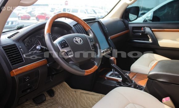 Buy Import Toyota Land Cruiser White Car in Import - Dubai in Bumthang Buy Import Toyota Land Cruiser White Car in Import - Dubai in Bumthang