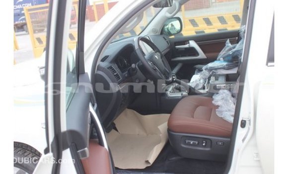 Buy Import Toyota Land Cruiser White Car in Import - Dubai in Bumthang Buy Import Toyota Land Cruiser White Car in Import - Dubai in Bumthang