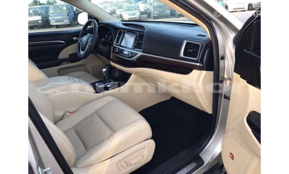 Buy Import Toyota Highlander Beige Car in Import - Dubai in Bumthang Buy Import Toyota Highlander Beige Car in Import - Dubai in Bumthang
