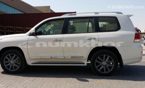 Buy Import Toyota Land Cruiser White Car in Import - Dubai in Bumthang Buy Import Toyota Land Cruiser White Car in Import - Dubai in Bumthang