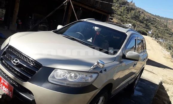 Buy Used Hyundai Santa Fe Silver Car in Wangdiphodrang in Wangdiphodrang