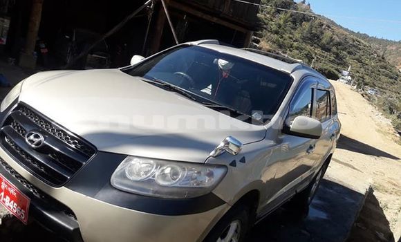 Buy Used Hyundai Santa Fe Silver Car in Wangdiphodrang in Wangdiphodrang Buy Used Hyundai Santa Fe Silver Car in Wangdiphodrang in Wangdiphodrang