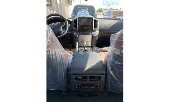 Buy Import Toyota Land Cruiser White Car in Import - Dubai in Bumthang Buy Import Toyota Land Cruiser White Car in Import - Dubai in Bumthang