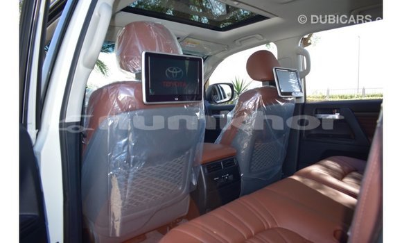 Buy Import Toyota Land Cruiser White Car in Import - Dubai in Bumthang Buy Import Toyota Land Cruiser White Car in Import - Dubai in Bumthang