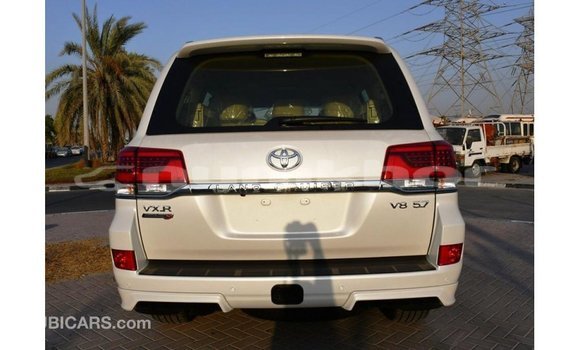 Buy Import Toyota Land Cruiser White Car in Import - Dubai in Bumthang Buy Import Toyota Land Cruiser White Car in Import - Dubai in Bumthang
