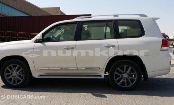 Buy Import Toyota Land Cruiser White Car in Import - Dubai in Bumthang Buy Import Toyota Land Cruiser White Car in Import - Dubai in Bumthang