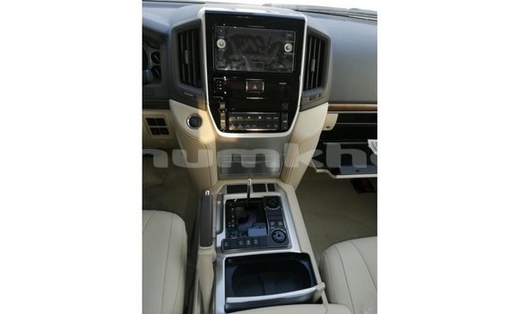 Buy Import Toyota Land Cruiser White Car in Import - Dubai in Bumthang Buy Import Toyota Land Cruiser White Car in Import - Dubai in Bumthang