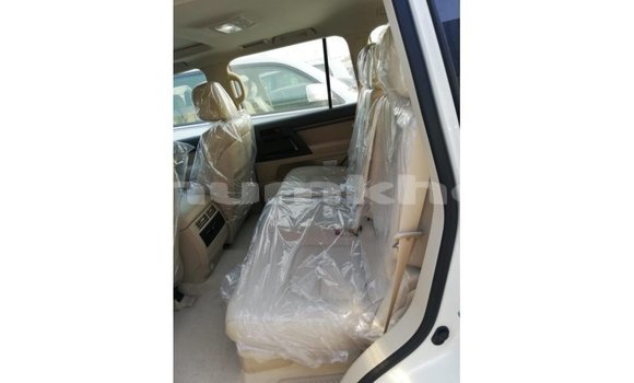 Buy Import Toyota Land Cruiser White Car in Import - Dubai in Bumthang Buy Import Toyota Land Cruiser White Car in Import - Dubai in Bumthang