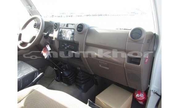 Buy Import Toyota Land Cruiser White Car in Import - Dubai in Bumthang Buy Import Toyota Land Cruiser White Car in Import - Dubai in Bumthang