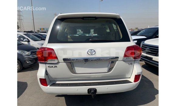 Buy Import Toyota Land Cruiser White Car in Import - Dubai in Bumthang Buy Import Toyota Land Cruiser White Car in Import - Dubai in Bumthang
