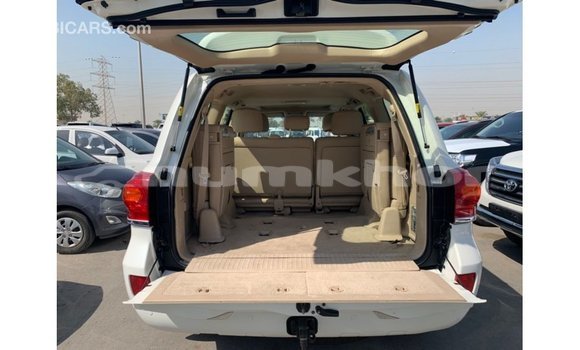 Buy Import Toyota Land Cruiser White Car in Import - Dubai in Bumthang Buy Import Toyota Land Cruiser White Car in Import - Dubai in Bumthang