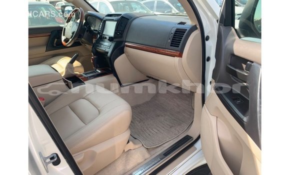 Buy Import Toyota Land Cruiser White Car in Import - Dubai in Bumthang Buy Import Toyota Land Cruiser White Car in Import - Dubai in Bumthang