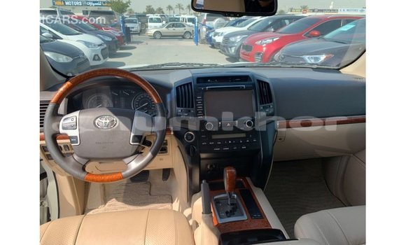 Buy Import Toyota Land Cruiser White Car in Import - Dubai in Bumthang Buy Import Toyota Land Cruiser White Car in Import - Dubai in Bumthang