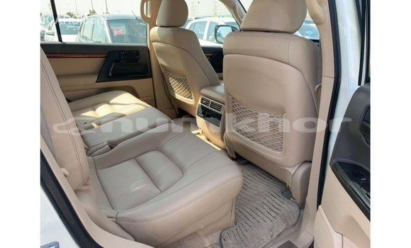 Buy Import Toyota Land Cruiser White Car in Import - Dubai in Bumthang Buy Import Toyota Land Cruiser White Car in Import - Dubai in Bumthang