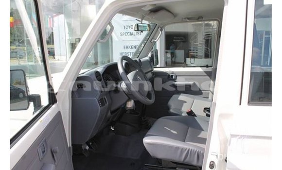 Buy Import Toyota Land Cruiser White Car in Import - Dubai in Bumthang Buy Import Toyota Land Cruiser White Car in Import - Dubai in Bumthang