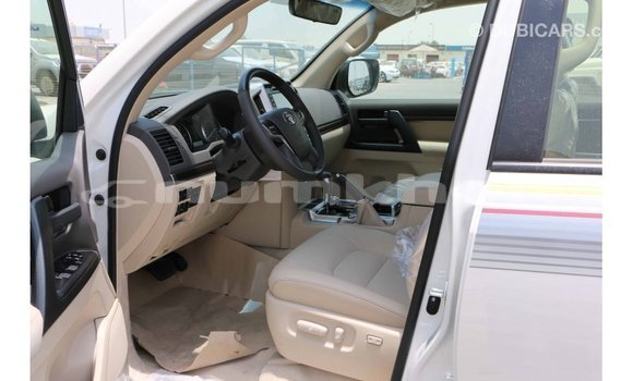Buy Import Toyota Land Cruiser White Car in Import - Dubai in Bumthang Buy Import Toyota Land Cruiser White Car in Import - Dubai in Bumthang