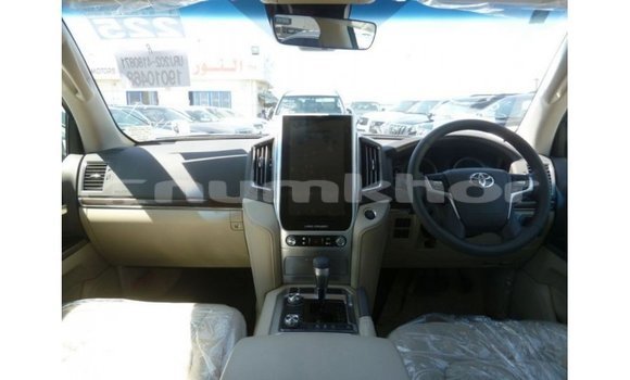 Buy Import Toyota Land Cruiser White Car in Import - Dubai in Bumthang Buy Import Toyota Land Cruiser White Car in Import - Dubai in Bumthang