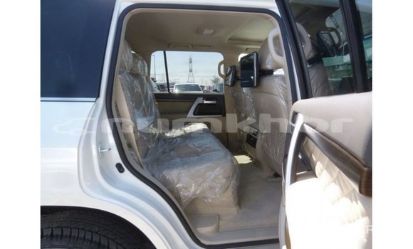 Buy Import Toyota Land Cruiser White Car in Import - Dubai in Bumthang Buy Import Toyota Land Cruiser White Car in Import - Dubai in Bumthang