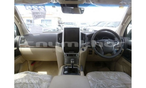 Buy Import Toyota Land Cruiser White Car in Import - Dubai in Bumthang Buy Import Toyota Land Cruiser White Car in Import - Dubai in Bumthang