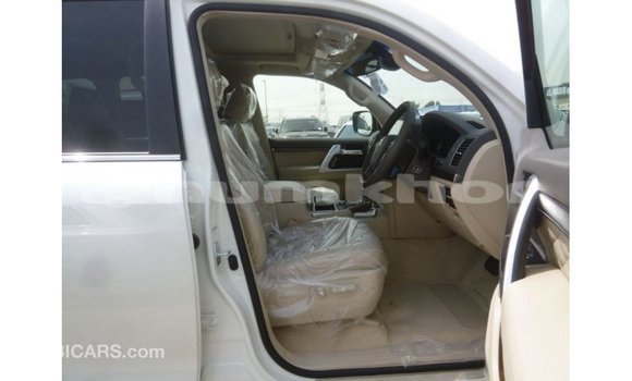 Buy Import Toyota Land Cruiser White Car in Import - Dubai in Bumthang Buy Import Toyota Land Cruiser White Car in Import - Dubai in Bumthang