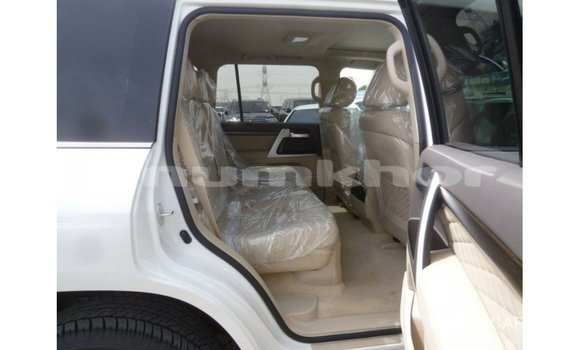 Buy Import Toyota Land Cruiser White Car in Import - Dubai in Bumthang Buy Import Toyota Land Cruiser White Car in Import - Dubai in Bumthang