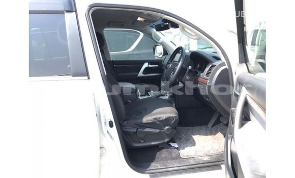 Buy Import Toyota Land Cruiser White Car in Import - Dubai in Bumthang Buy Import Toyota Land Cruiser White Car in Import - Dubai in Bumthang