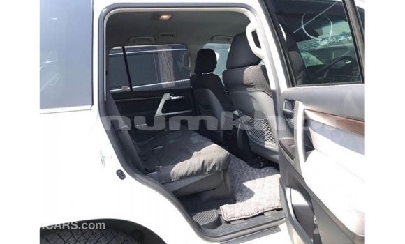 Buy Import Toyota Land Cruiser White Car in Import - Dubai in Bumthang Buy Import Toyota Land Cruiser White Car in Import - Dubai in Bumthang