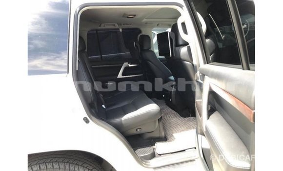 Buy Import Toyota Land Cruiser White Car in Import - Dubai in Bumthang Buy Import Toyota Land Cruiser White Car in Import - Dubai in Bumthang