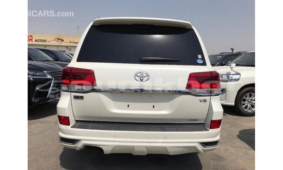 Buy Import Toyota Land Cruiser White Car in Import - Dubai in Bumthang Buy Import Toyota Land Cruiser White Car in Import - Dubai in Bumthang