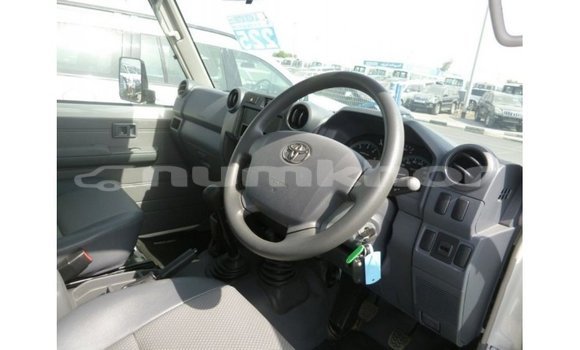 Buy Import Toyota Land Cruiser White Car in Import - Dubai in Bumthang Buy Import Toyota Land Cruiser White Car in Import - Dubai in Bumthang