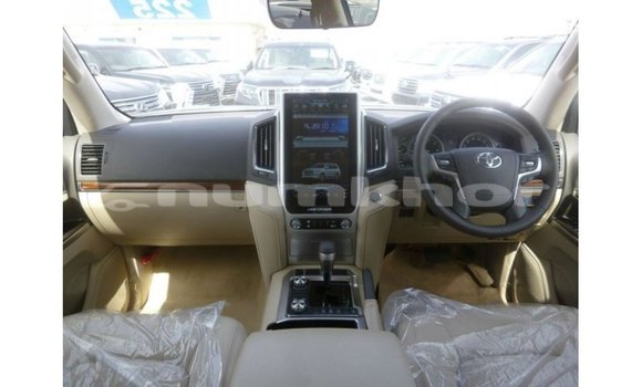 Buy Import Toyota Land Cruiser White Car in Import - Dubai in Bumthang Buy Import Toyota Land Cruiser White Car in Import - Dubai in Bumthang
