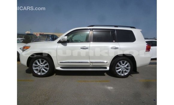 Buy Import Toyota Land Cruiser White Car in Import - Dubai in Bumthang Buy Import Toyota Land Cruiser White Car in Import - Dubai in Bumthang
