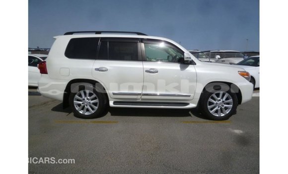 Buy Import Toyota Land Cruiser White Car in Import - Dubai in Bumthang Buy Import Toyota Land Cruiser White Car in Import - Dubai in Bumthang