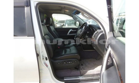 Buy Import Toyota Land Cruiser White Car in Import - Dubai in Bumthang Buy Import Toyota Land Cruiser White Car in Import - Dubai in Bumthang
