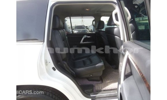 Buy Import Toyota Land Cruiser White Car in Import - Dubai in Bumthang Buy Import Toyota Land Cruiser White Car in Import - Dubai in Bumthang