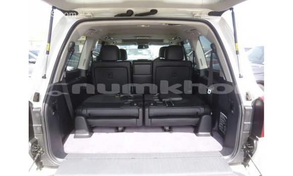 Buy Import Toyota Land Cruiser White Car in Import - Dubai in Bumthang Buy Import Toyota Land Cruiser White Car in Import - Dubai in Bumthang