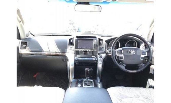 Buy Import Toyota Land Cruiser White Car in Import - Dubai in Bumthang Buy Import Toyota Land Cruiser White Car in Import - Dubai in Bumthang