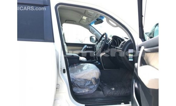 Buy Import Toyota Land Cruiser White Car in Import - Dubai in Bumthang Buy Import Toyota Land Cruiser White Car in Import - Dubai in Bumthang