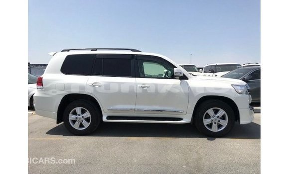 Buy Import Toyota Land Cruiser White Car in Import - Dubai in Bumthang Buy Import Toyota Land Cruiser White Car in Import - Dubai in Bumthang